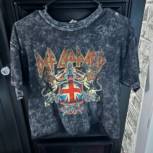 Tops - Def leopard graphic tee